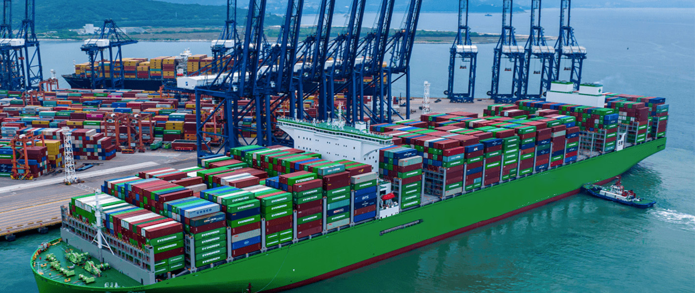 buque portacontenedores en el muelle