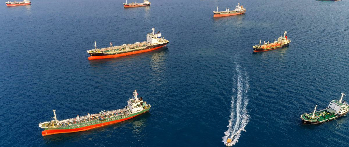 Petrolero viajando sobre el mar